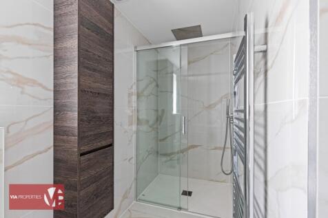 Bedroom 2 En suite