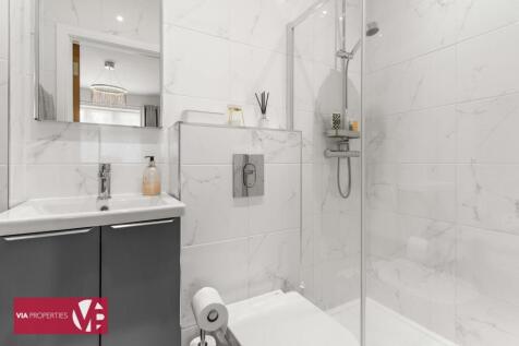 Bedroom 1 En suite