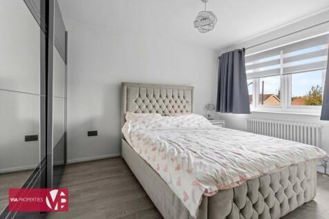 70 Davison Drive Cheshunt Waltham Cross EN8 0SX via properties e