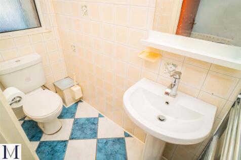 Room 1 Toilet.jpg