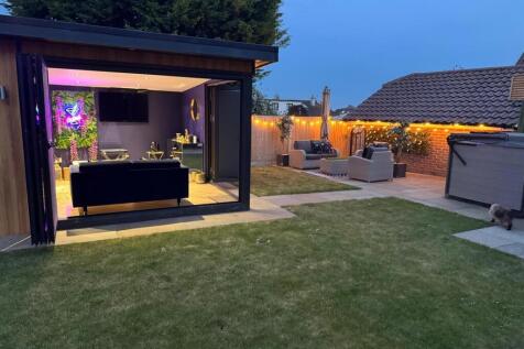 Garden Room &#64; Night.JPG