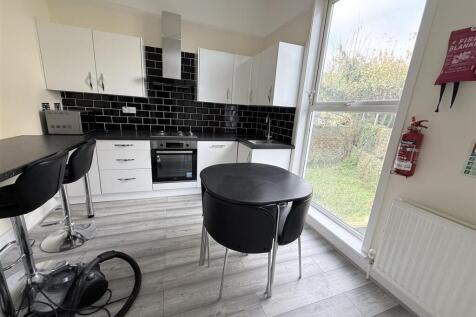 Communal Upper Ground Floor Kitchen (2)