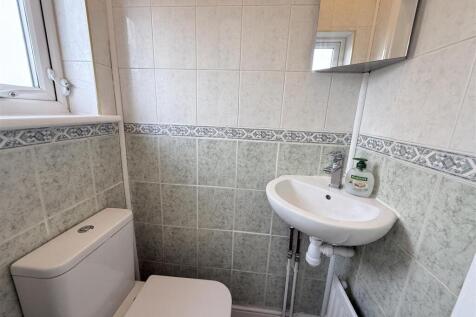 Communal 1st Floor rear sub landing WC (2)