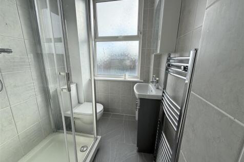 Communal 1st Floor Shower Room