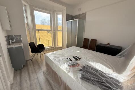 Upper Ground Floor Bedroom 1 (£850pcm)