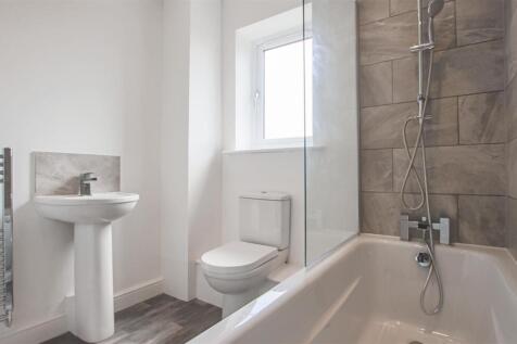Apt 31 bath1.jpg