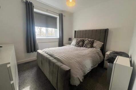 Apt 31 bed2.jpg