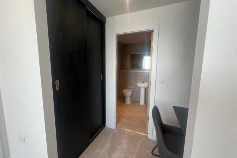 bedroom 1 dressing.jpg