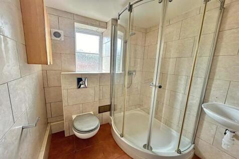 flat5 bathroom.jpeg