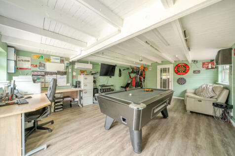 1370618-7-68fa2a9...