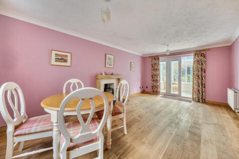 1376647-3-690b494...