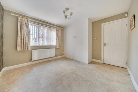 1376647-4-690b495...