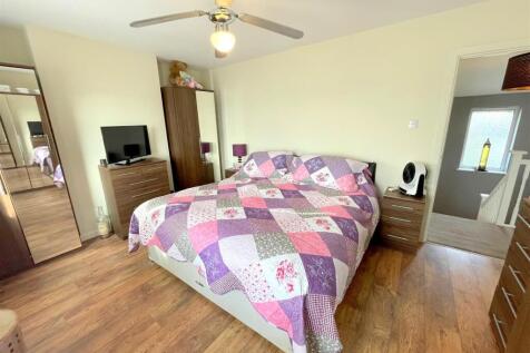 Bedroom 1b.jpg