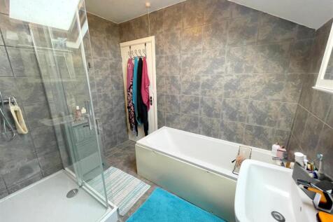 Bathroom b.jpg