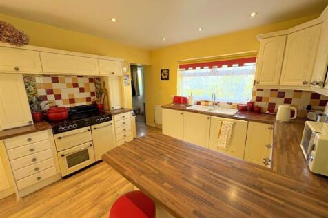 Kitchen a.jpg