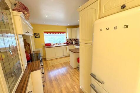 Kitchen f.jpg