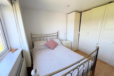 Bedroom 1b.jpg