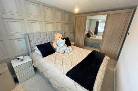 Bedroom 1b (edit).jpg