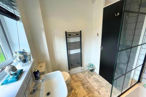 Bathroom b (edit).jpg