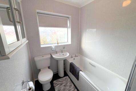 Bathroom a.jpg