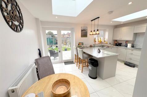Kitchen a.jpg