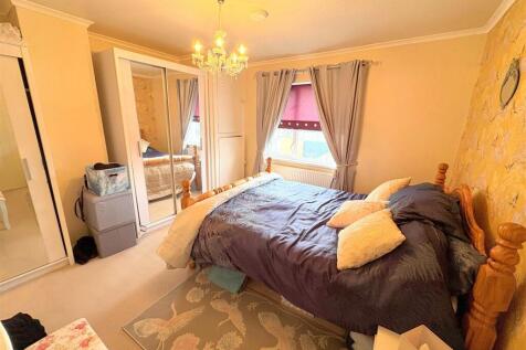 Bedroom 1a.jpg