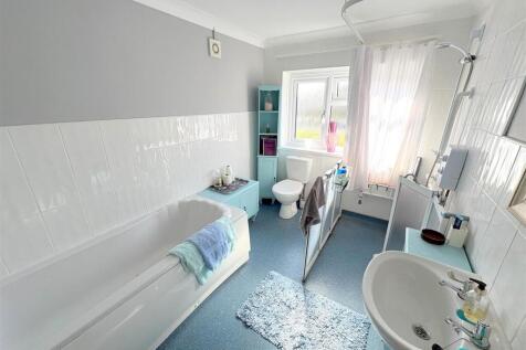 Bathroom a.jpg