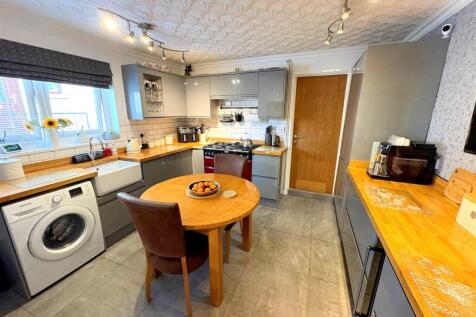 Kitchen a.jpg