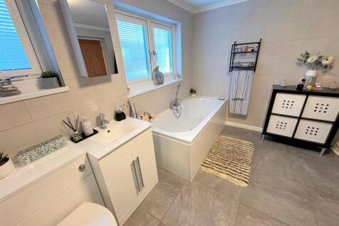Bathroom b.jpg