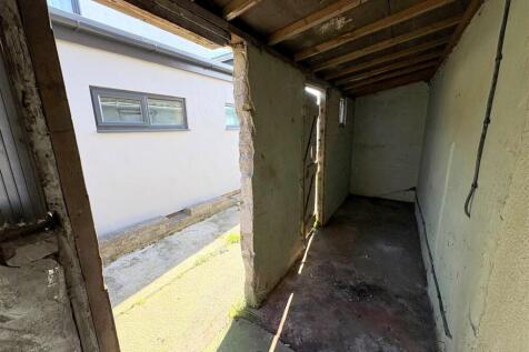 Outbuilding to Side.jpg