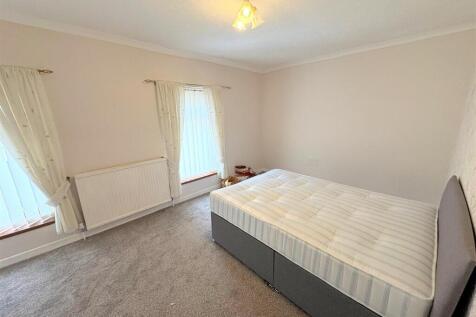 Bedroom 1a.jpg