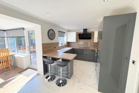 Kitchen a.jpg