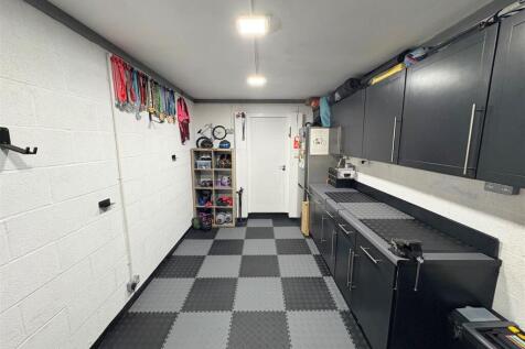 Garage b.jpg