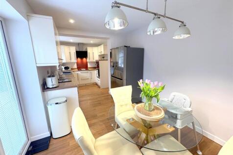 Kitchen a.jpg