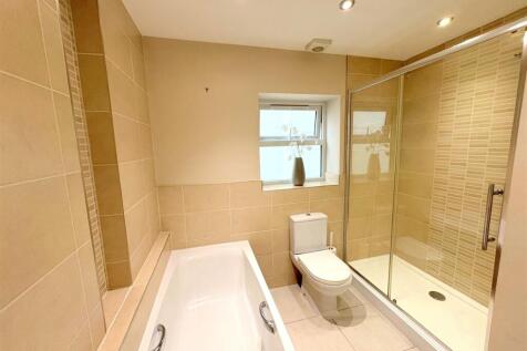 Bathroom b.jpg