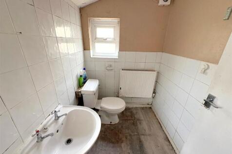 Bathroom b.jpg