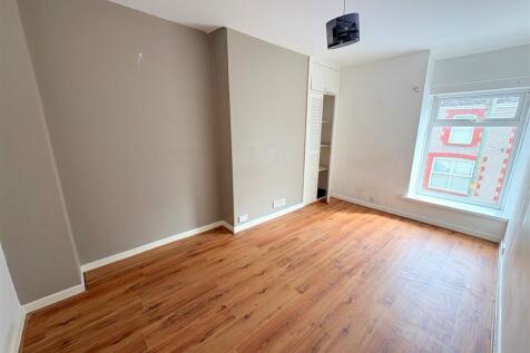 Bedroom 1a.jpg