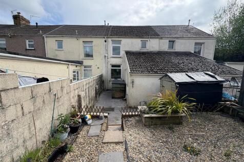 Rear Garden e.jpg