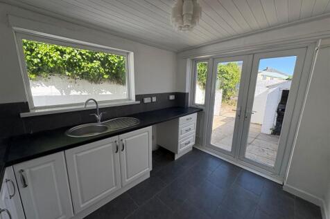 Kitchen b.jpg