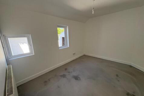 Bedroom 1a.jpg