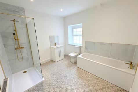 Bathroom a.jpg