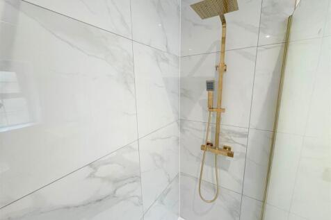Bathroom e.jpg
