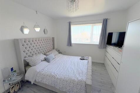 Bedroom 1a.jpg