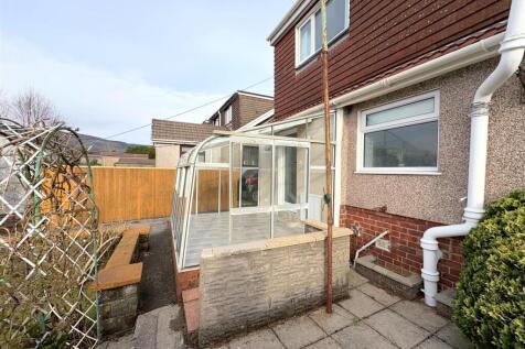 Rear Garden e.jpg