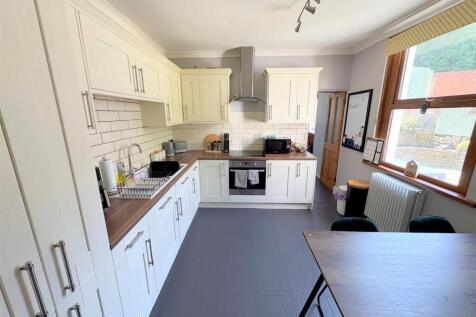 Kitchen a.jpg