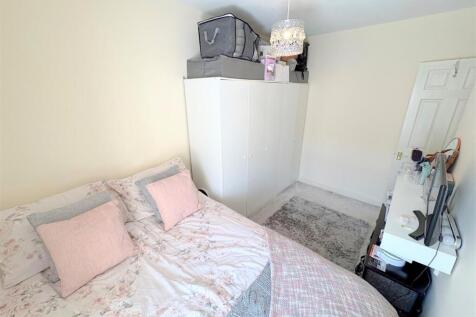 Bedroom 1b.jpg