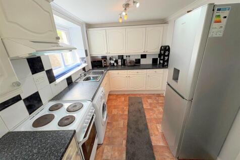 Kitchen a.jpg