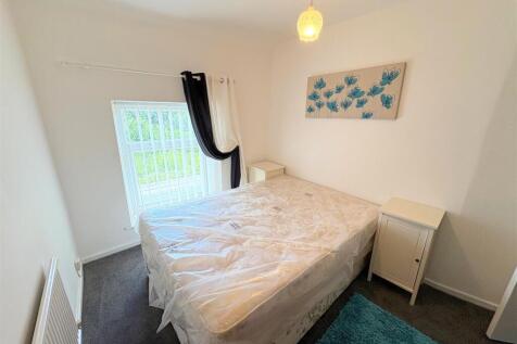 Bedroom 1b.jpg
