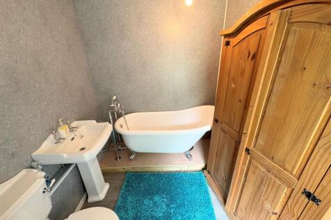 Bathroom b.jpg