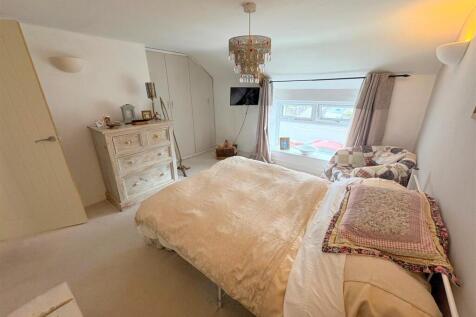 Bedroom 1b.jpg